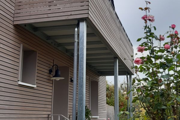 Balkon mit Holzverkleidung
