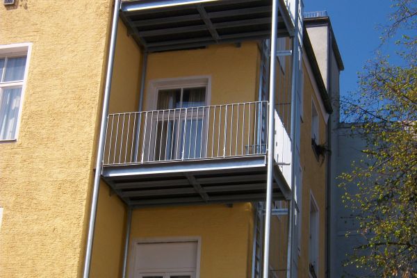 Balkon mit Fluchtleiter