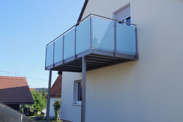 Balkon mit Glasgelaender